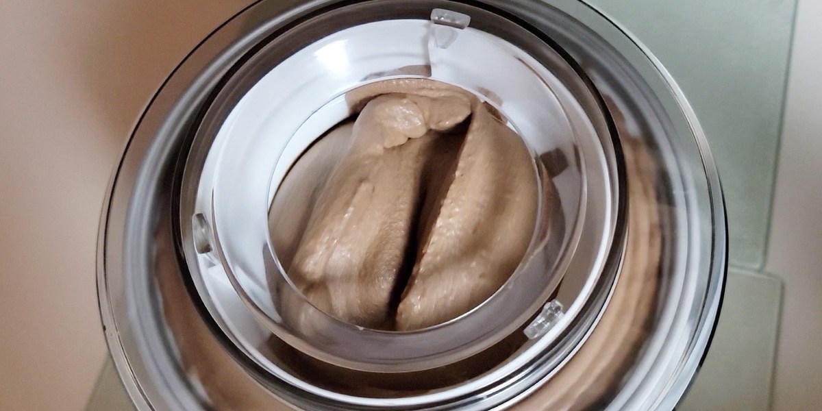 Cuisinart ICE021 Ice Cream, Frozen Yogurt &amp; Sorbet Maker with chocolate ice cream inside