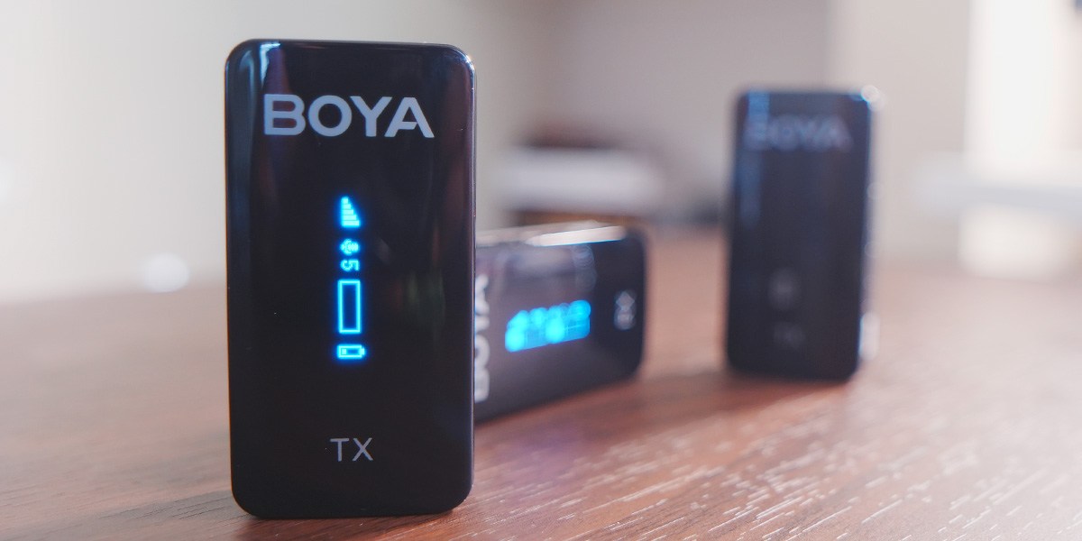 BOYA BY-XM6-S2 Transmitter and receiver on table BOYA BY-XM6-S2 Transmitter and receiver on table