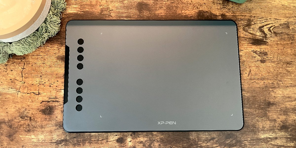 XP-Pen Deco 01 V2 on wooden background
