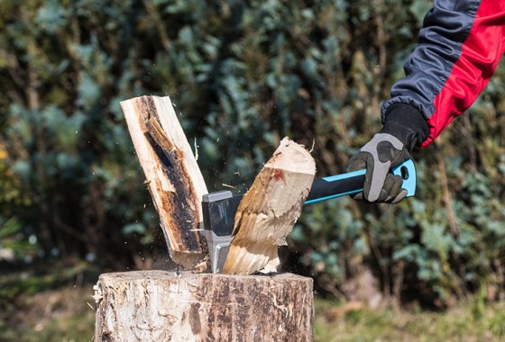 Manual log splitter vs. electric log splitter