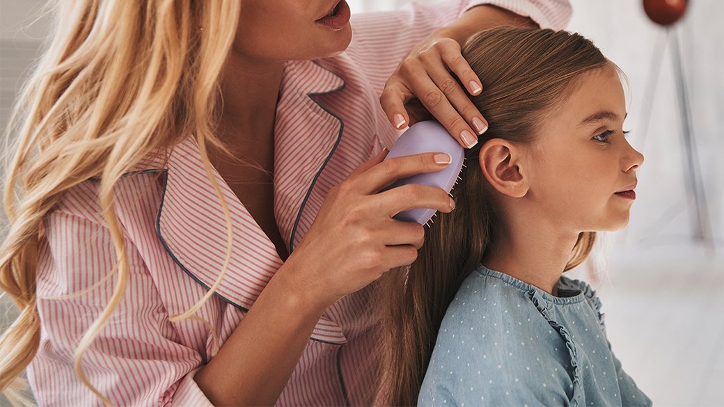 Как расчесывать волосы дочери