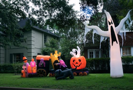 Be 'that' neighbor with these Halloween decorations for large lawns