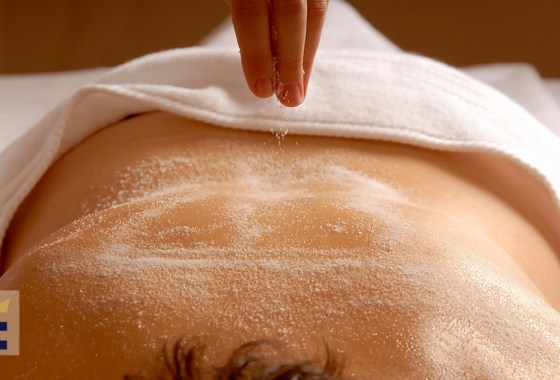 Chemical exfoliant vs. natural exfoliant