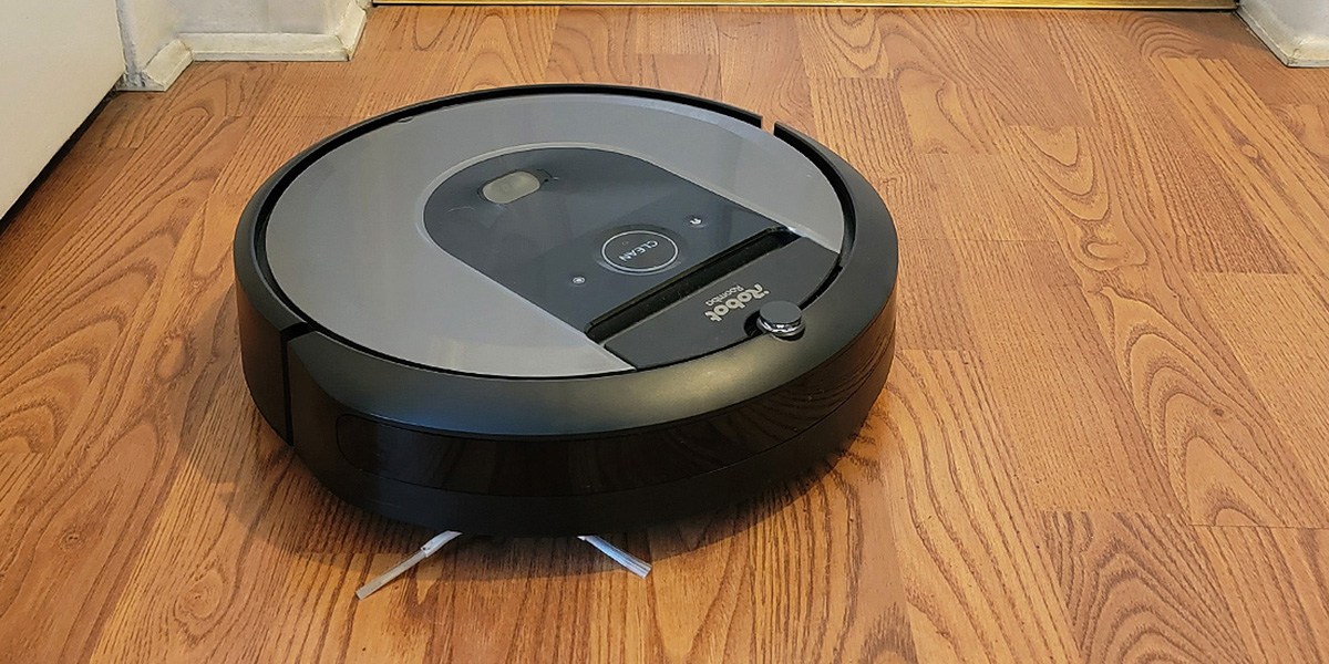 Roomba i8+ on hardwood floor