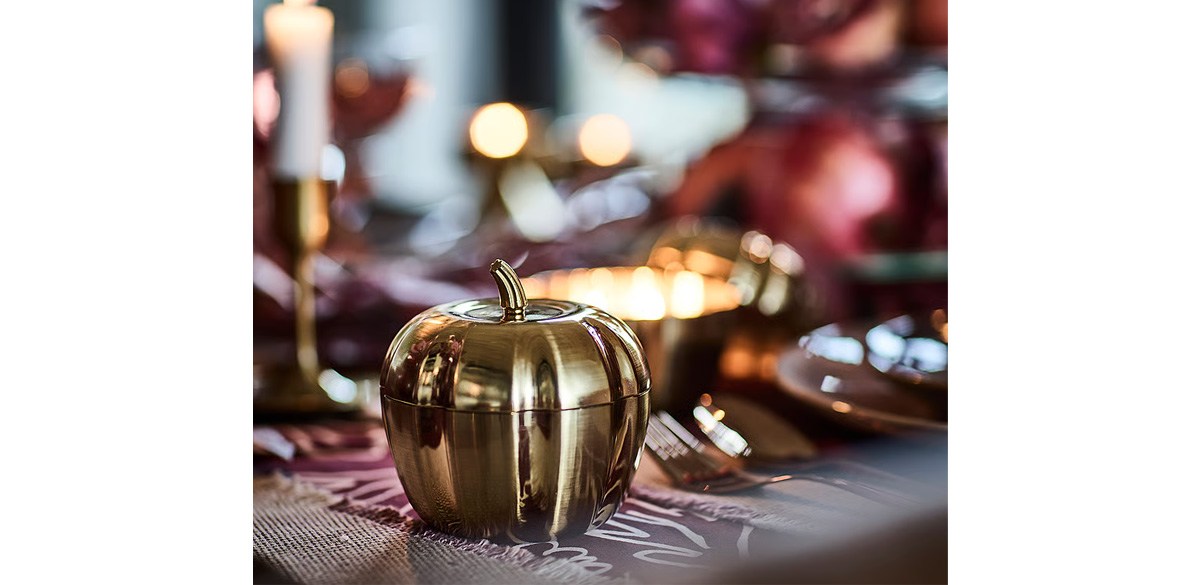 Scented candle_metal tin, 2 wicks, pumpkin-shaped_Spiced pumpkin gold