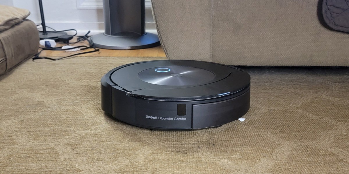  Roomba j7+ cleaning carpet.