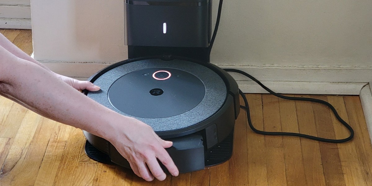 Roomba i3+ EVO on Clean Base